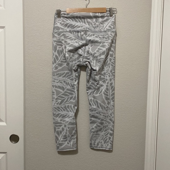 Alo Yoga Palm Springs airbrushed white leggings leaves stripes women's medium - Picture 11 of 11
